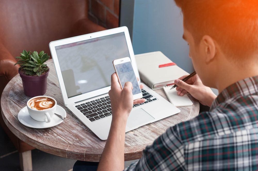 Khi học tiếng Anh online, tất cả những thắc mắc của bạn cần được giải đáp kịp thời qua hệ thống messenger hoặc email